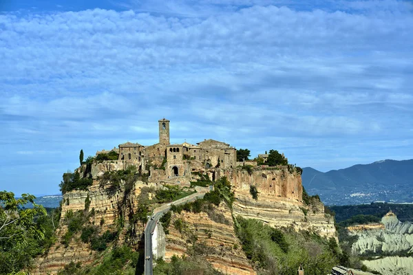 通往意大利岩石顶上的历史性石城Bagnoregio的混凝土人行桥 — 图库照片
