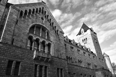 Poznan 'da tek renkli kuleleri olan Taş Tarihi İmparatorluk Kalesi
