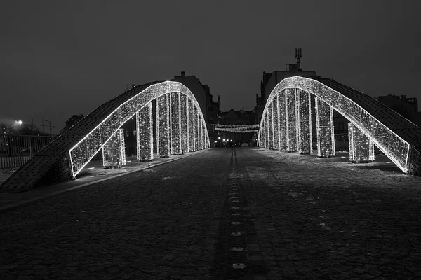 Vánoční Ozdoby Ocelové Konstrukci Mostu Noci Poznani Monochromatický — Stock fotografie