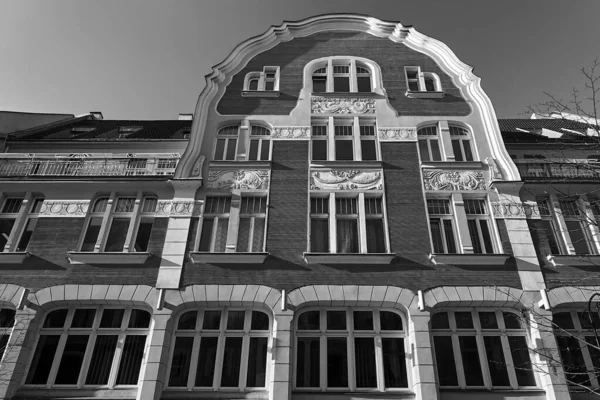 Фасад Исторического Жилого Дома Городе Познань Польше Монохромный — стоковое фото