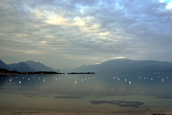 Talya Daki Garda Gölü Ndeki Ada Dağlarda Şamandıralar — Stok fotoğraf