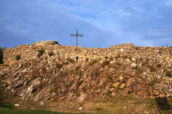 イタリア ガルダ湖の石城遺跡上の金属の十字架 — ストック写真