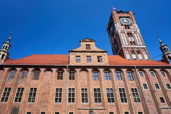 ポーランドのトルンにある歴史あるゴシック様式の市庁舎のファサードと塔 — ストック写真