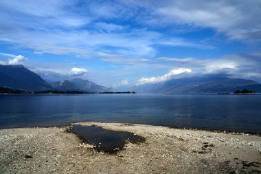 İtalya 'da Garda Gölü' ndeki kumsalda, adada ve dağlarda taşlar