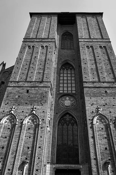 Facciata Con Finestre Una Storica Chiesa Cattolica Nella Città Torun — Foto Stock