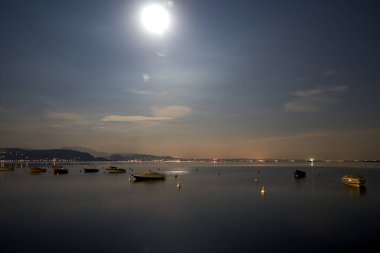İtalya 'daki Garda Gölü' nde gece vakti tekneler.