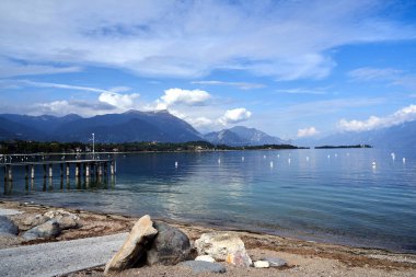 İtalya 'da Garda Gölü' ndeki bir çakıl taşı plajında ve dağlarda kayalar