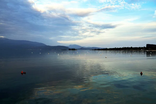 Boyas Agua Isla Las Montañas Lago Garda Italia — Foto de Stock