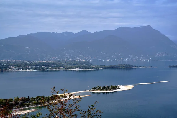 Costa Ilha Montanhas Lago Garda Itália — Fotografia de Stock