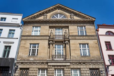 Polonya 'nın Torun kentindeki tarihi, neo-rönesans konutunda pencereli bir cephe.