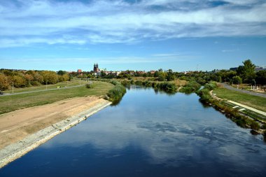 Poznan kentindeki Warta Nehri üzerinde tarihi, Gotik binalar ve endüstriyel bacalar.