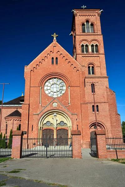 ポズナン市の鐘楼を持つ歴史的なネオゴシック様式のカトリック教会のファサード — ストック写真