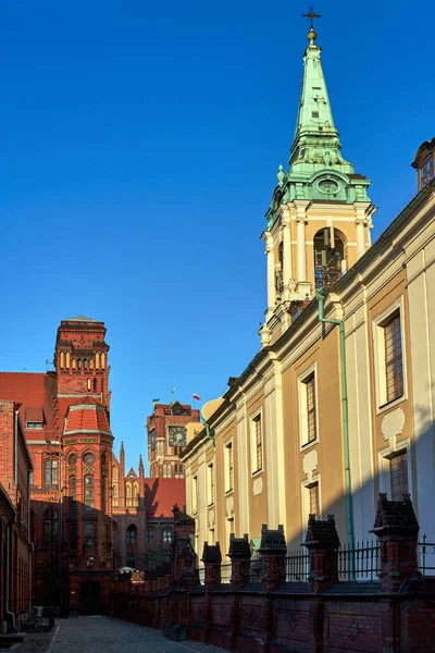 Campanário Uma Igreja Fachadas Casas Arrendamento Histórico Torun Polônia — Fotografia de Stock