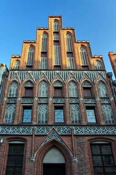 Een Gevel Met Ramen Van Een Historisch Gotisch Huurhuis Stad — Stockfoto