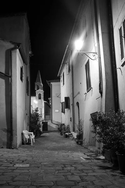Вулиця Будинками Дзвіницею Вночі Маґліано Тоскані Італія Монохромний — стокове фото