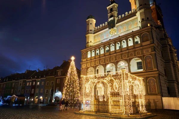 Fassade Des Renaissance Rathauses Und Weihnachtsschmuck Der Stadt Poznan — Stockfoto