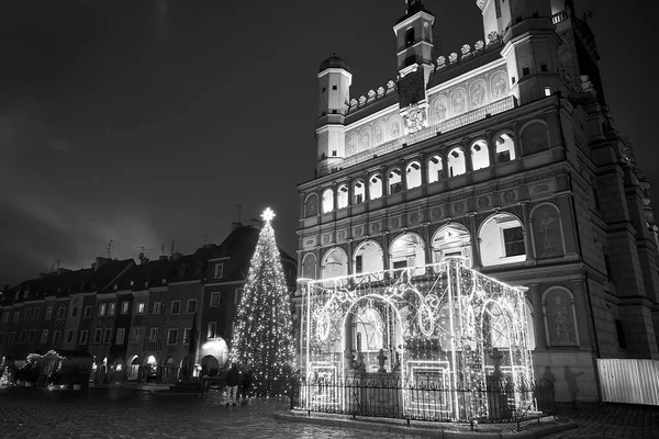 ルネサンス様式の市庁舎とポズナン市のクリスマス装飾のファサード モノクロ — ストック写真