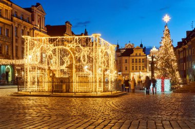 Poznan şehrindeki tarihi apartman ve noel süsleri.