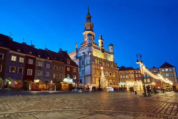 Történelmi Bérházak Reneszánsz Városháza Karácsonyi Díszítéssel Piactéren Éjjel Poznanban — Stock Fotó