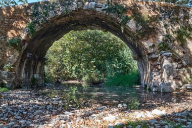 Yunanistan 'ın Girit adasındaki bir derenin üzerindeki tarihi bir köprü.