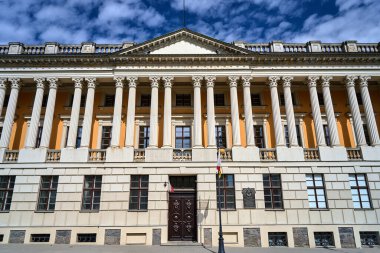 Poznan 'da Korint sütunları olan tarihi bir binanın cephesi