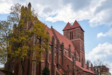 Polonya 'nın Torun kentindeki tarihi gotik Katolik kırmızı tuğla kilisesi.