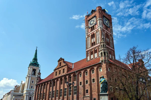 Dzwonnica Barokowego Kościoła Wieża Gotyckiego Ratusza Pomnik Kopernika Toruniu Polsce Zdjęcia Stockowe bez tantiem