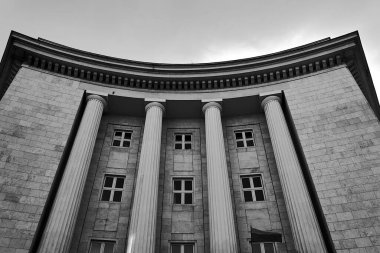 Polonya 'nın Poznan şehrinde sütunları olan tarihi, klasik bir yapının ön cephesi.