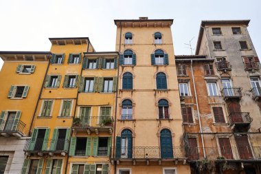 İtalya 'nın Verona şehrinde pencereleri kapalı tarihi konak evleri.