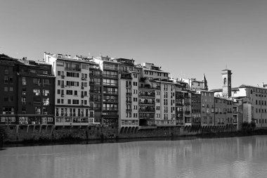 Floransa, İtalya 'daki Arno Nehri' nde tek renkli evler ve tarihi binalar.