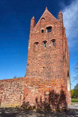 Almanya 'nın Neuebrandemburg kentindeki şehir kapısının ortaçağ tahkimatı