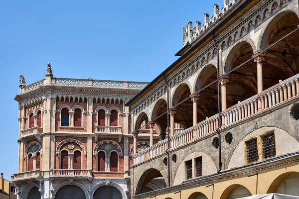 Фрагмент Колоннады Средневекового Рынка Палаццо Делла Раджионе Фоне Фасада Исторического — стоковое фото