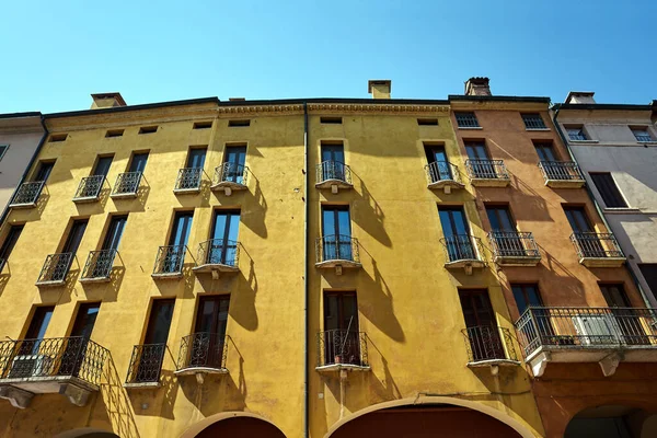 Fasada Zabytkowego Kamiennego Kamienicy Balkonem Mieście Mantua Włochy — Zdjęcie stockowe