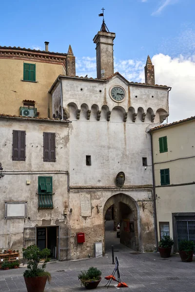 イタリアのスカンサノにある石造りの家と都市の門を持つ石畳の広場 — ストック写真