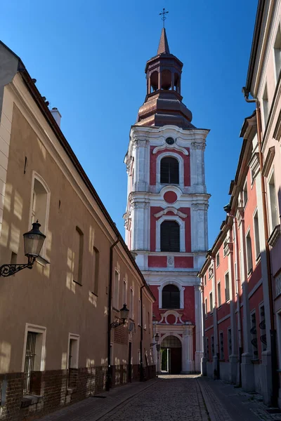 Dar Kaldırımlı Bir Sokak Poznan Şehrindeki Barok Manastır Kilisesinin Tarihi — Stok fotoğraf