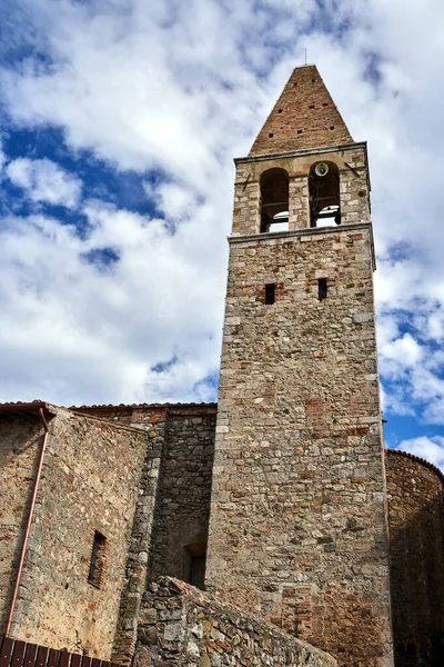 Iglesia Histórica Con Campanario Piedra Ciudad Magliano Toscana Italia —  Fotos de Stock