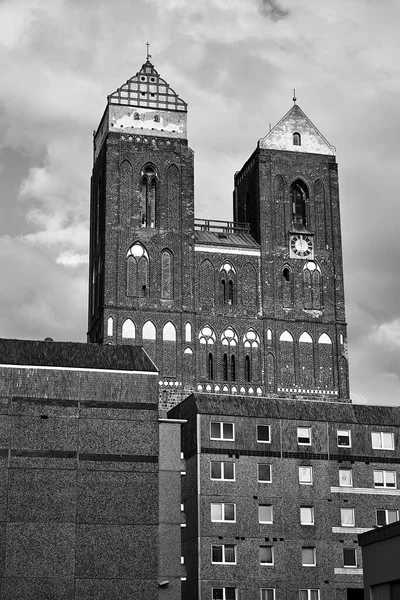 Fachadas Blocos Apartamentos Torres Catedral Gótica Cidade Prenzlau Alemanha Monocromático — Fotografia de Stock