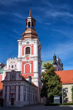 Poznan, Polonya 'daki eski bir manastırın çan kulesine sahip barok binalar.
