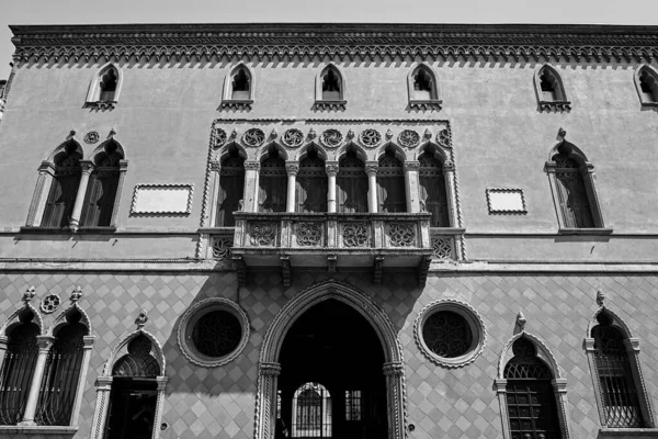 Gevel Van Een Historisch Herenhuis Met Balkon Rolluiken Stad Padua — Stockfoto