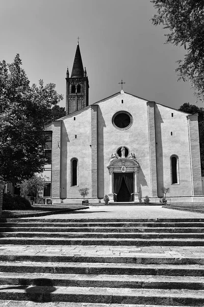 イタリアのモンテOrtoneにあるParrocchia Santa Maria Assuntaの歴史的な教会の石段とファサード モノクロ — ストック写真
