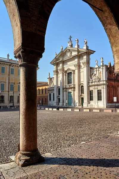 Arcadezuil Barokke Gevel Van Historische Sint Pieterskathedraal Stad Mantua Italië — Stockfoto