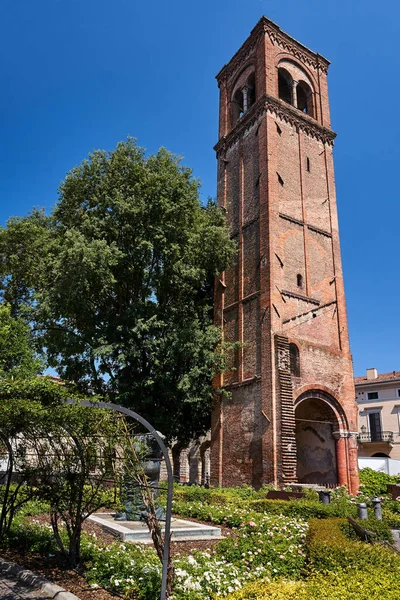 Baksteen Middeleeuwse Klokkentoren Met Poort Van Een Historische Kerk Stad — Stockfoto
