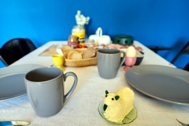 Polonya 'da Paskalya kahvaltısı için hazırlanmış Paskalya yağlı kuzu eti.