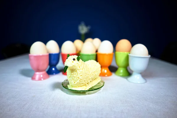 复活节羊肉 桌上放着黄油和五颜六色的煮鸡蛋 准备复活节早餐 — 图库照片