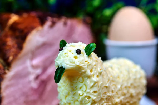 波兰的复活节羊头 上面有黄油 火腿和鸡蛋 — 图库照片
