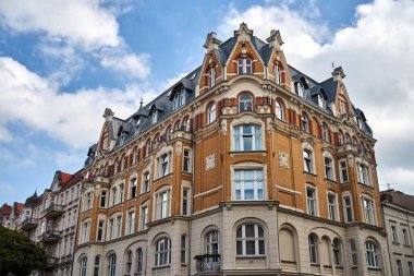 Polonya 'nın Poznan kentindeki tarihi bir apartman binasının cephesi