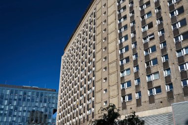 Polonya 'nın Poznan kentindeki modern yüksek katlı beton ve cam binaların cepheleri