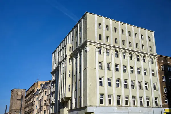 Fassade Eines Modernistischen Gebäudes Und Historischer Turm Mit Uhr Poznan — Stockfoto