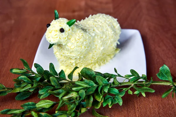Hagyományos Húsvéti Bárány Vajból Fából Készült Gallyak Asztalra Lengyelországban Stock Kép