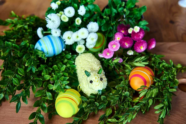 Tradycyjna Wielkanocna Jagnięcina Masła Gałązek Boxwood Malowanych Jaj Kolorowych Wiosennych — Zdjęcie stockowe